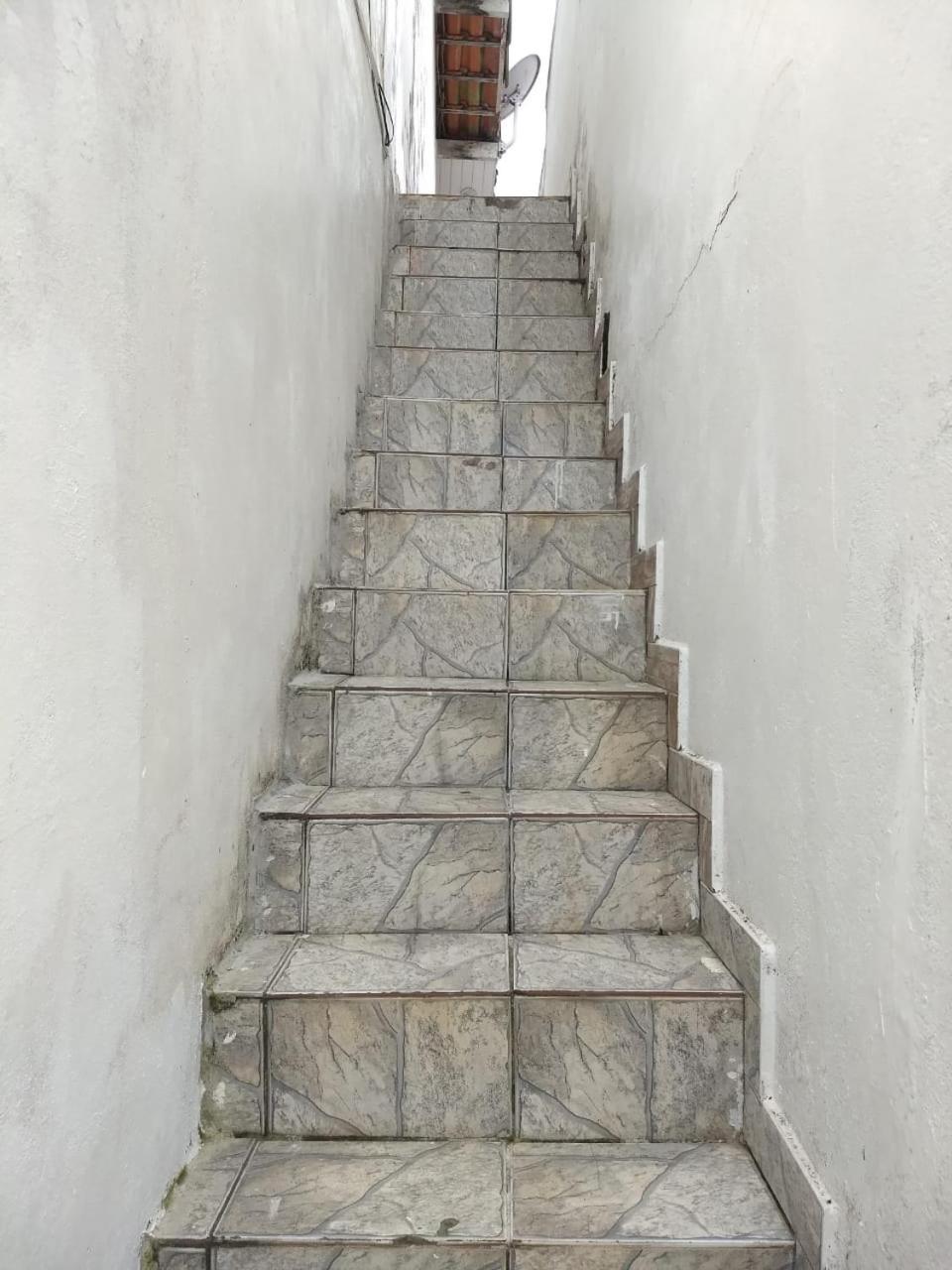 Quitinete No Centro No Segundo Andar Proxima A Rua Pedras *